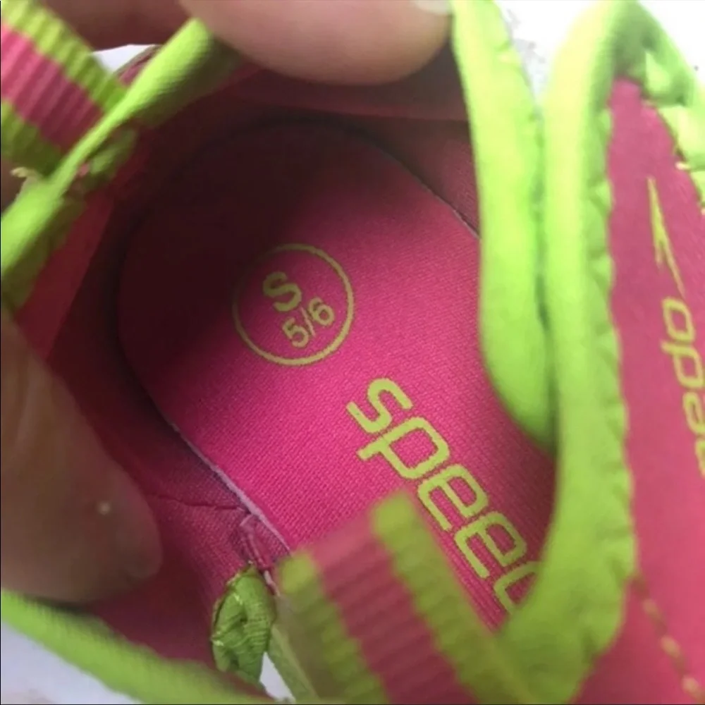 Size small 5/6. Speedo water shoes